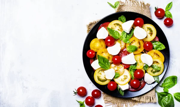 Çok renkli domates salatası — Stok fotoğraf