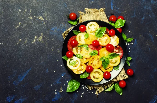 Salat aus roten, rosa, gelben und orangen Tomaten — Stockfoto