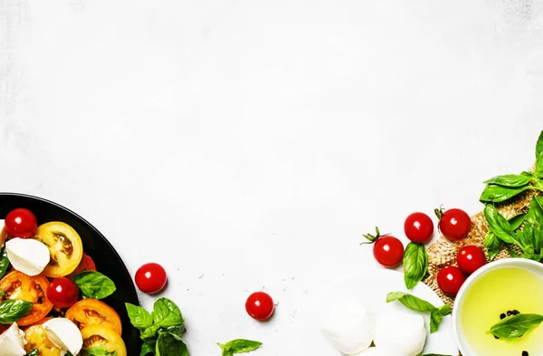 Інгредієнти для овочевого салату з сиром буйвола — стокове фото