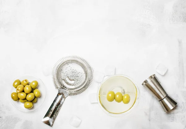 Martini e vodka, cocktail alcolico alle olive — Foto Stock