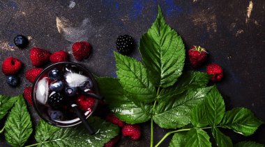Alkollü kokteyl votka, suyu, berry ve buz ile