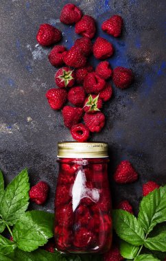 Bir cam şişe içinde ahududu Komposto 