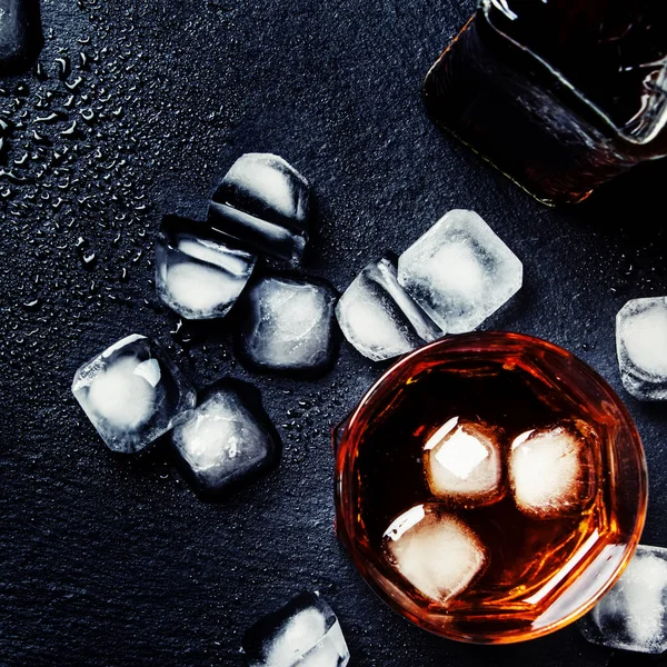 Bebida dura dorada con soda y hielo —  Fotos de Stock