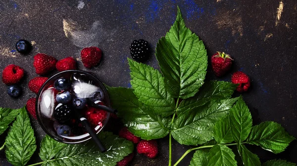 Alcoholische cocktail met wodka, SAP, berry en ijs — Stockfoto