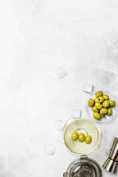 Сухий вермут з зеленими оливками — стокове фото