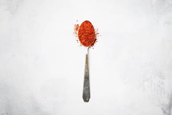 Slipad röd het chili peppar i sked — Stockfoto