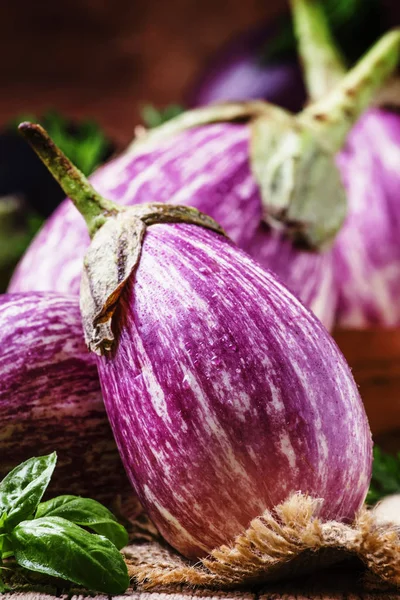 Ham çizgili patlıcan, rustik tarzı