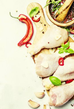 Çiğ tavuk budu ve baharatlı sos biber ve sarımsak ile 