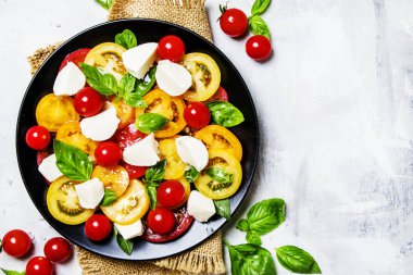 Kırmızı, sarı, Turuncu domates salatası 