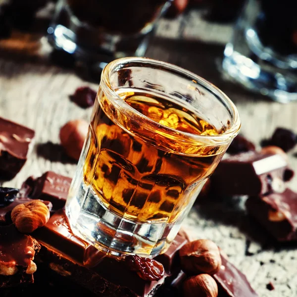 Rum, chocolate com nozes e passas — Fotografia de Stock
