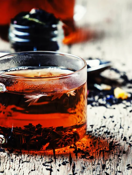 Sıcak siyah çay bardağına çiçekli  