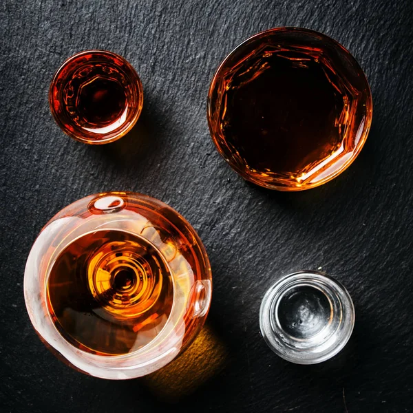 Vier soorten sterke drankjes in glazen — Stockfoto