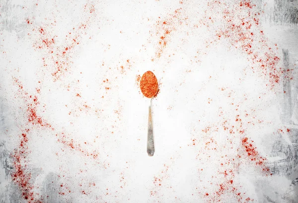Peperoncino macinato in un cucchiaio — Foto Stock