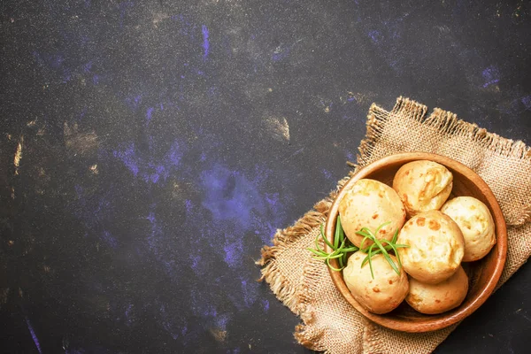 ローズマリー、素朴なスタイルのおいしいパン — ストック写真