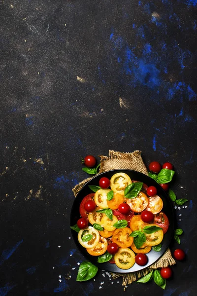 Ensalada con tomates grandes y cherry multicolores —  Fotos de Stock