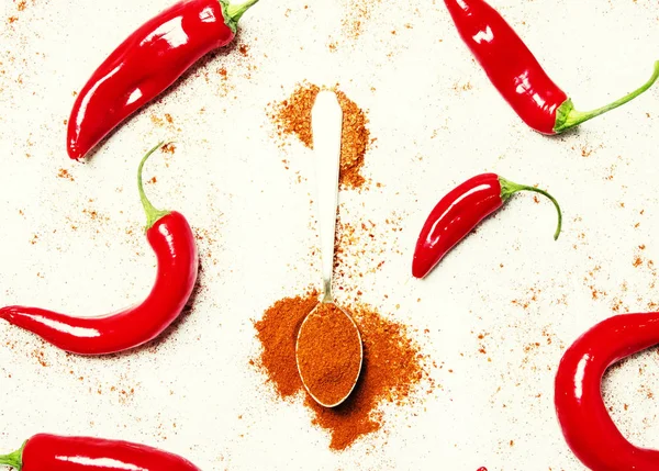 Frische und gemahlene rote Chilischoten — Stockfoto