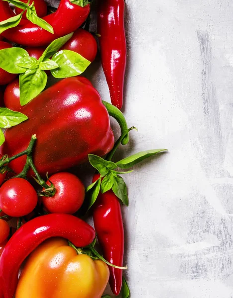 Voorbereiding van pikante saus met rode groenten en chilipeper — Stockfoto