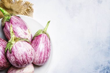 Plaka üzerinde taze leylak çizgili patlıcan 