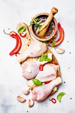 Baharatlı sos biber ve sarımsak ile bacaklarda ham hicken 