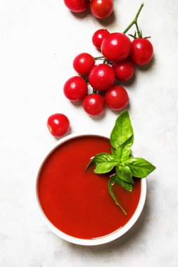 Yeşil fesleğen ile soğuk domates çorbası 