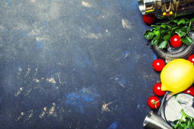 Alkollü kokteyl domates suyu ve votka ile hazırlanması 