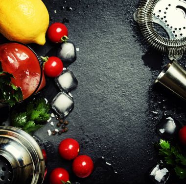 Alkollü kokteyl domates suyu ve votka ile 