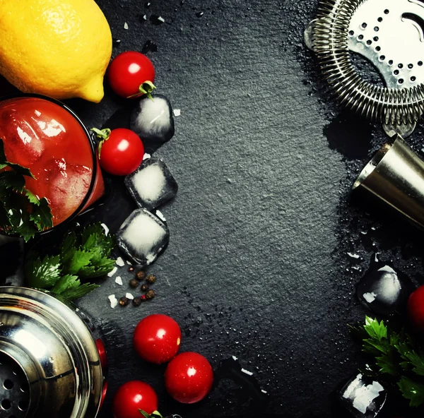 Alkollü kokteyl domates suyu ve votka ile 