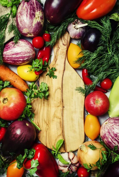 Fondo cottura, verdure fresche ed erbe aromatiche — Foto Stock