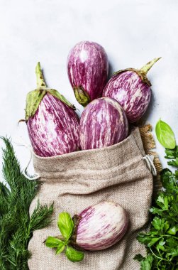 Çanta içinde taze çizgili patlıcan 