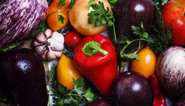 Gıda arka plan, taze patlıcan, domates, biber, biber, sarımsak 