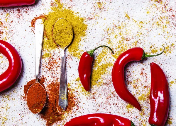 Chilli, žlutá mleté kurkumy a čerstvé feferonky červené — Stock fotografie