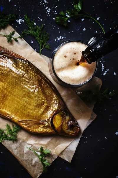 Füme nehir çipura ve karanlık bira kupa dökün 