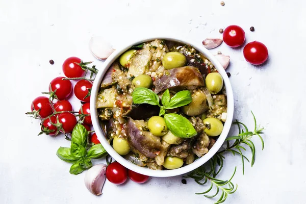 Berenjenas guisadas con pimiento, tomates, aceitunas y hierbas — Foto de Stock