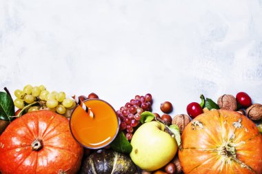 Kabak güler yüzlü ve sebze, meyve ve fındık sonbaharda hasat