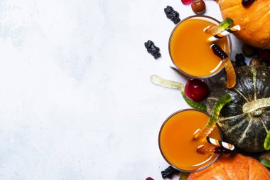 Taze kabak suyu beyaz Cadılar Bayramı zemin üzerinde 