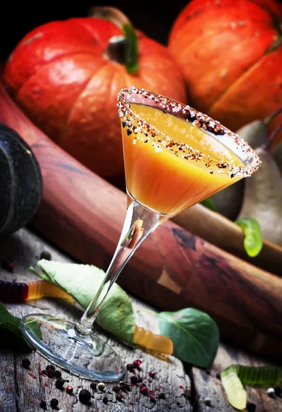 Fresh pumpkin juice on a dark Halloween background — Stock Photo, Image