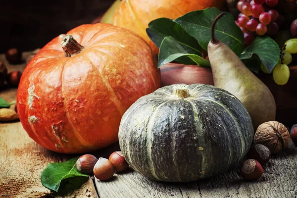 Herbststilleben mit Kürbissen, Birnen und Nüssen — Stockfoto