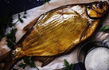 Çipura ve karanlık bira kupa köpük ile füme 