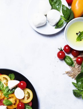  Peynirli sebze salatası için malzemeler 