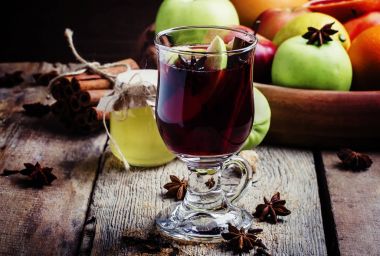 Elma ve vanilya sıcak mulled şarap  