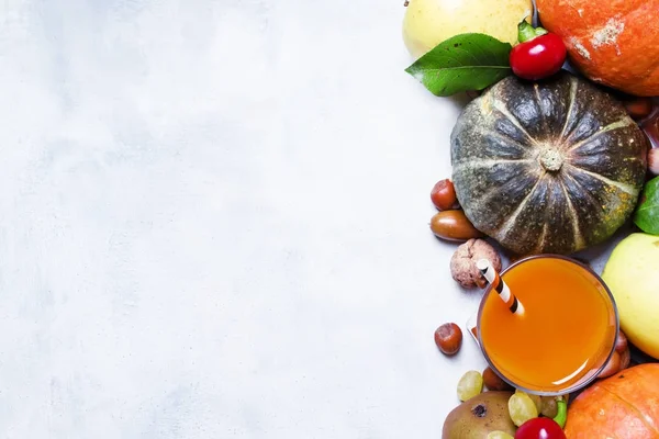 Jus de citrouille, récolte d'automne avec légumes, fruits et noix — Photo