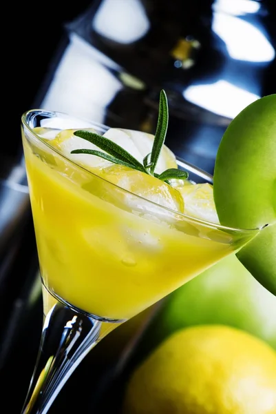 Cocktail de martini de maçã com vermute seco — Fotografia de Stock