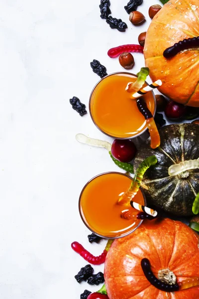 Jus de citrouille frais sur un Halloween blanc — Photo