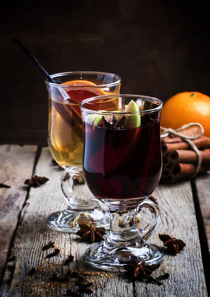 Vinho quente com vinho branco e tinto — Fotografia de Stock