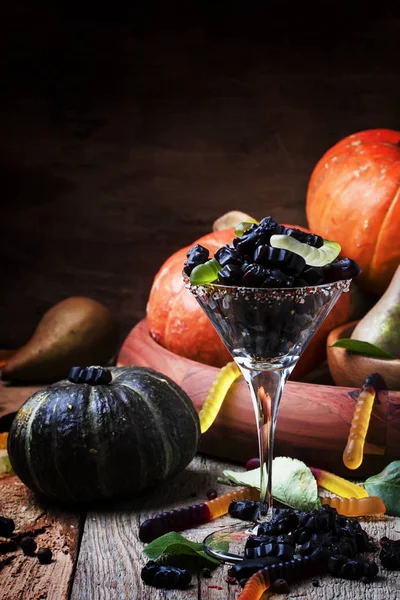 Bonbons noirs Halloween et gardes de citrouille — Photo