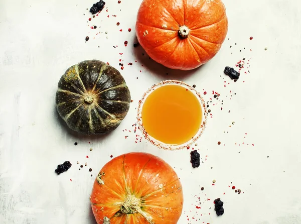 Halloween feestelijke cocktail of een pompoen juice — Stockfoto