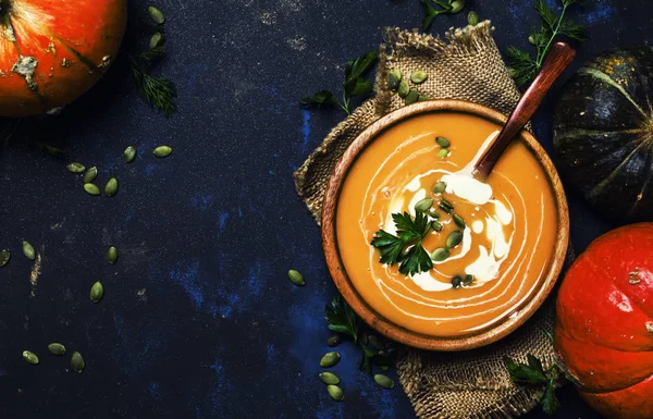 Soupe de citrouille à la crème dans un bol en bois — Photo