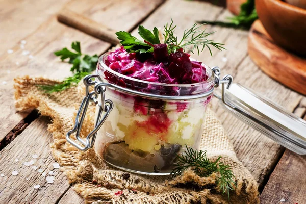 Traditioneller russischer Salat mit Hering und Gemüse — Stockfoto