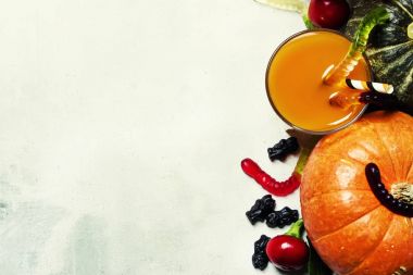 Cadılar Bayramı beyaz arka plan balkabağı suyu ile 