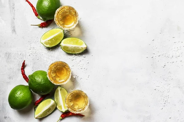 Tequila con lime, sale, peperoncino rosso — Foto Stock